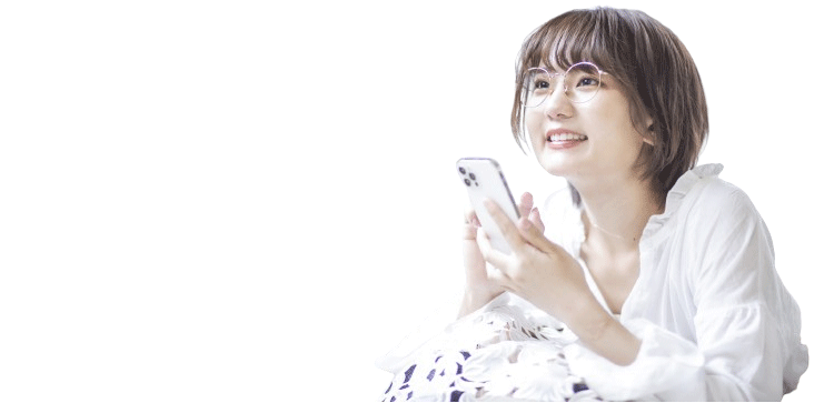 スマホを持って笑顔の女性の写真